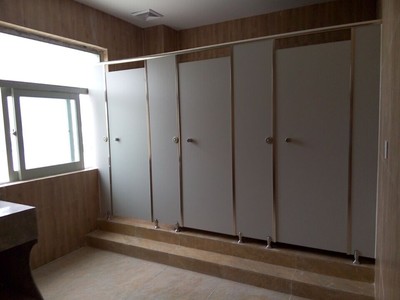 PVC板衛(wèi)生間隔斷 為何成為現(xiàn)代公共衛(wèi)生間的優(yōu)選方案